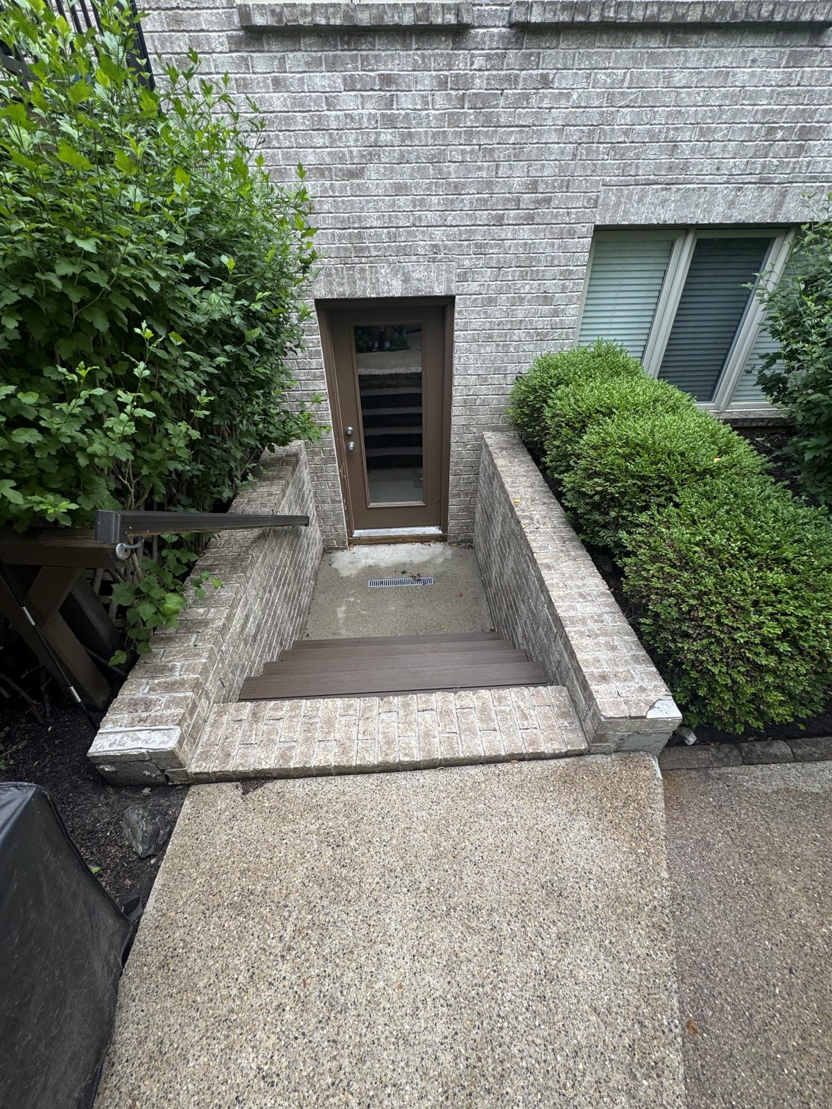 Landscaped paver walkway